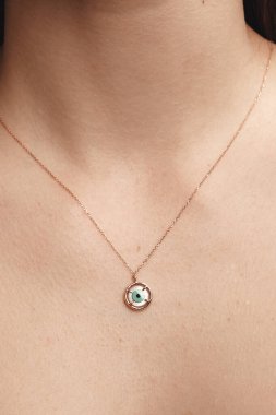 Parlak Elmas Kolyeler ve Altın Mücevherler