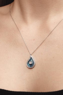 Parlak Elmas Kolyeler ve Altın Mücevherler