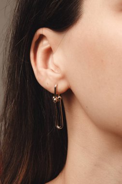 Parlak Elmas Kolyeler ve Altın Mücevherler