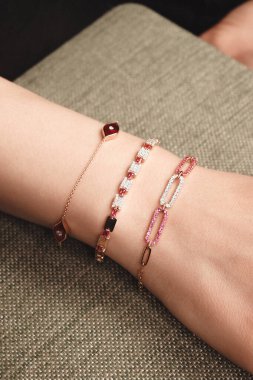 Parlak Elmas Kolyeler ve Altın Mücevherler