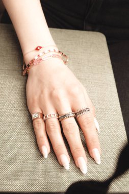 Parlak Elmas Kolyeler ve Altın Mücevherler