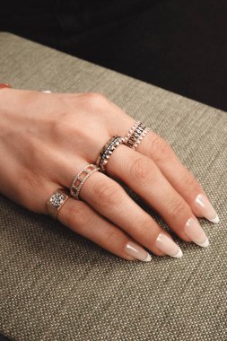 Parlak Elmas Kolyeler ve Altın Mücevherler