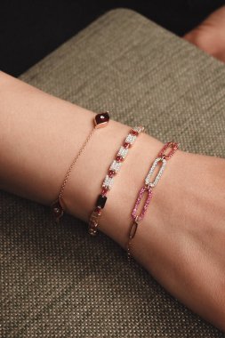 Parlak Elmas Kolyeler ve Altın Mücevherler