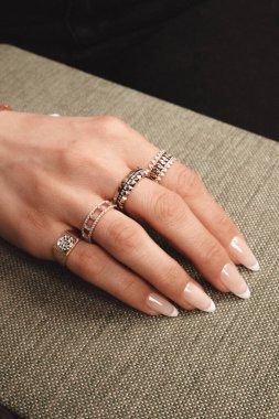 Parlak Elmas Kolyeler ve Altın Mücevherler