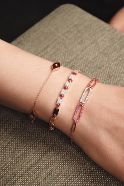 Parlak Elmas Kolyeler ve Altın Mücevherler