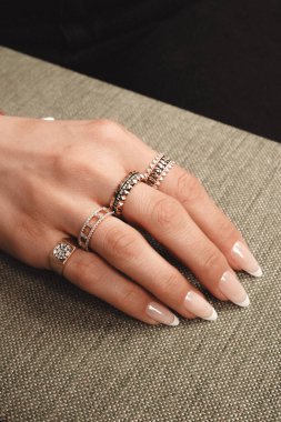 Parlak Elmas Kolyeler ve Altın Mücevherler