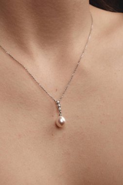 Parlak Elmas Kolyeler ve Altın Mücevherler