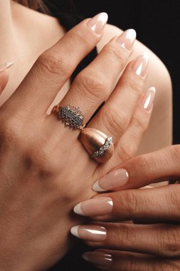 Parlak Elmas Kolyeler ve Altın Mücevherler