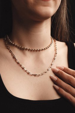 Akşam Şenliği İçin Parlayan Altın ve Elmas Mücevherler