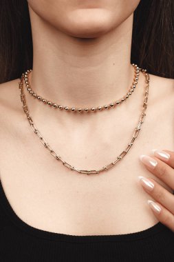 Akşam Şenliği İçin Parlayan Altın ve Elmas Mücevherler