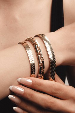 Akşam Şenliği İçin Parlayan Altın ve Elmas Mücevherler