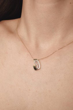 Akşam Şenliği İçin Parlayan Altın ve Elmas Mücevherler