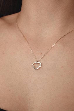 Akşam Şenliği İçin Parlayan Altın ve Elmas Mücevherler