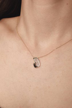 Akşam Şenliği İçin Parlayan Altın ve Elmas Mücevherler