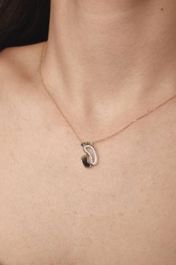 Akşam Şenliği İçin Parlayan Altın ve Elmas Mücevherler