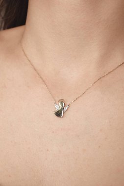 Akşam Şenliği İçin Parlayan Altın ve Elmas Mücevherler