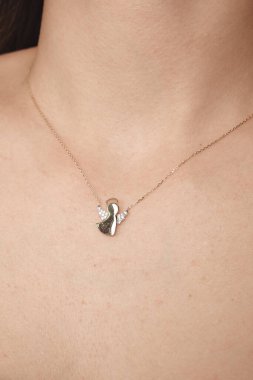 Akşam Şenliği İçin Parlayan Altın ve Elmas Mücevherler