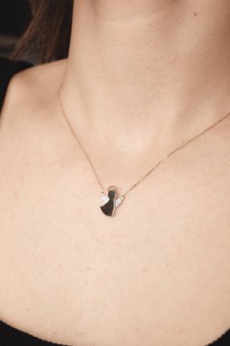 Akşam Şenliği İçin Parlayan Altın ve Elmas Mücevherler