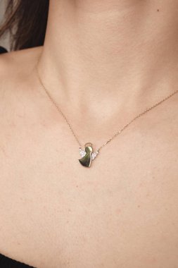 Akşam Şenliği İçin Parlayan Altın ve Elmas Mücevherler