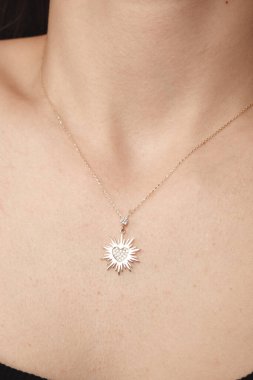 Akşam Şenliği İçin Parlayan Altın ve Elmas Mücevherler