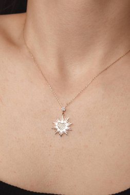 Akşam Şenliği İçin Parlayan Altın ve Elmas Mücevherler