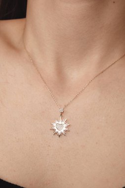 Akşam Şenliği İçin Parlayan Altın ve Elmas Mücevherler