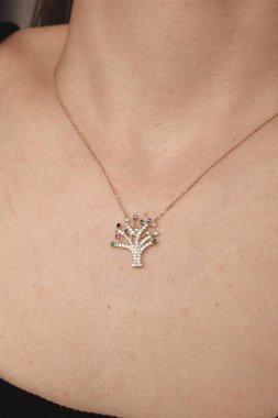 Akşam Şenliği İçin Parlayan Altın ve Elmas Mücevherler