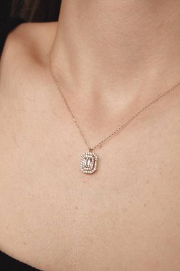 Akşam Şenliği İçin Parlayan Altın ve Elmas Mücevherler