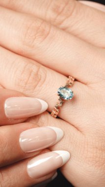 Akşam Şenliği İçin Parlayan Altın ve Elmas Mücevherler