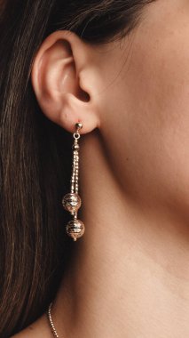 Kalın ve Zarif Elmas ve Altın İfade Parçaları