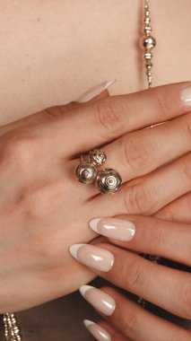 Kalın ve Zarif Elmas ve Altın İfade Parçaları