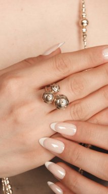 Kalın ve Zarif Elmas ve Altın İfade Parçaları