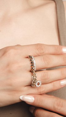 Kalın ve Zarif Elmas ve Altın İfade Parçaları