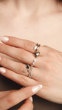 Kalın ve Zarif Elmas ve Altın İfade Parçaları