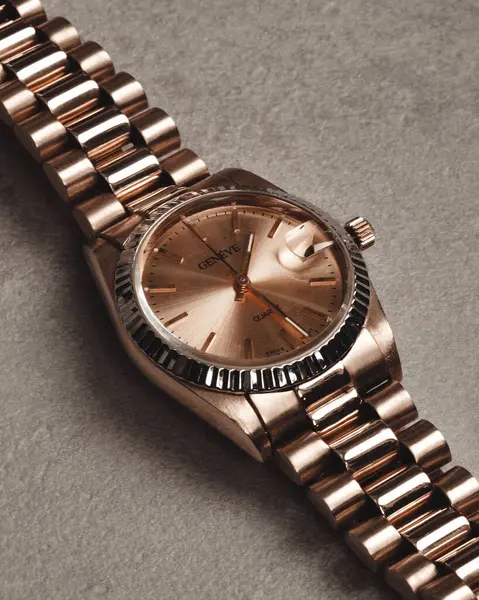 Güzel altın mücevherler, değerli taşlar ve elmaslar.