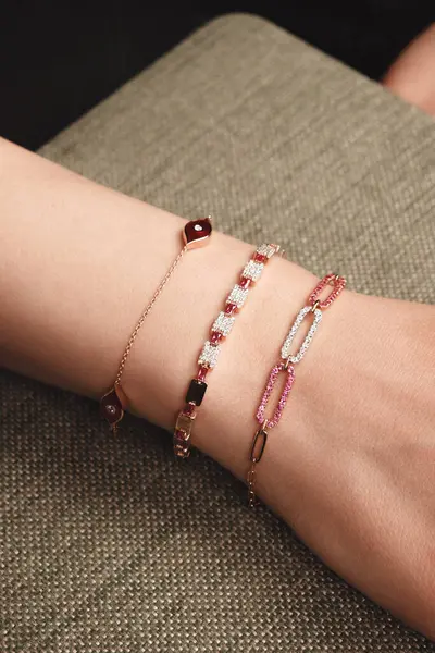 Parlak Elmas Kolyeler ve Altın Mücevherler