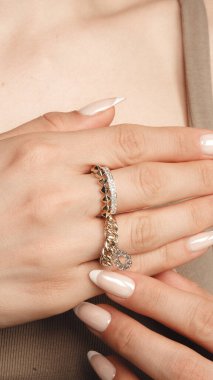 Kalın ve Zarif Elmas ve Altın İfade Parçaları