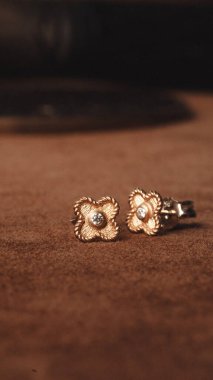 Parlak Mücevher Setleri: Altın, Elmas ve Gemstone