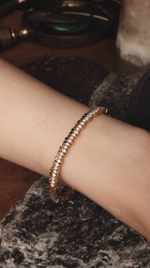 Parlak Mücevher Setleri: Altın, Elmas ve Gemstone