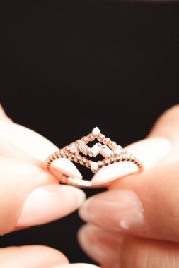 Zamansız Lüks Mücevherler: Elmaslar ve Altın Tasarımlar