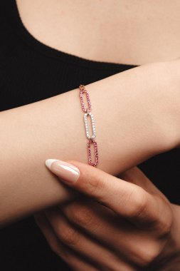 Zamansız Lüks Mücevherler: Elmaslar ve Altın Tasarımlar