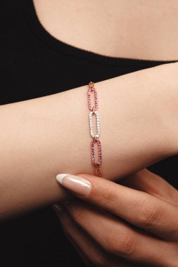 Zamansız Lüks Mücevherler: Elmaslar ve Altın Tasarımlar