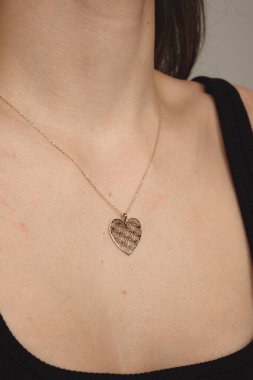 Kadınlar İçin Çarpıcı Altın ve Elmas Mücevherler