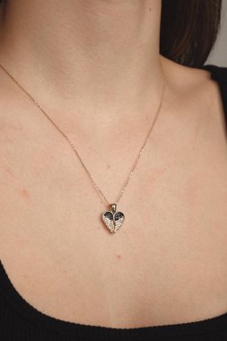 Kadınlar İçin Çarpıcı Altın ve Elmas Mücevherler