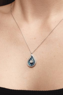 Kadınlar İçin Çarpıcı Altın ve Elmas Mücevherler