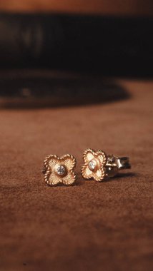 Zarif Altın Ayarlar 'da Lüks Elmas Mücevherler