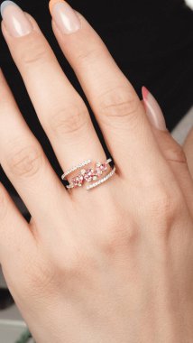 Onun için Değerli Altın ve Elmas Mücevherler