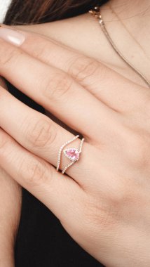 Onun için Değerli Altın ve Elmas Mücevherler