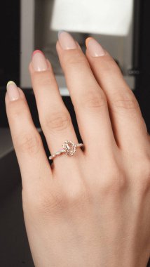 Onun için Değerli Altın ve Elmas Mücevherler