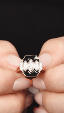 Onun için Değerli Altın ve Elmas Mücevherler